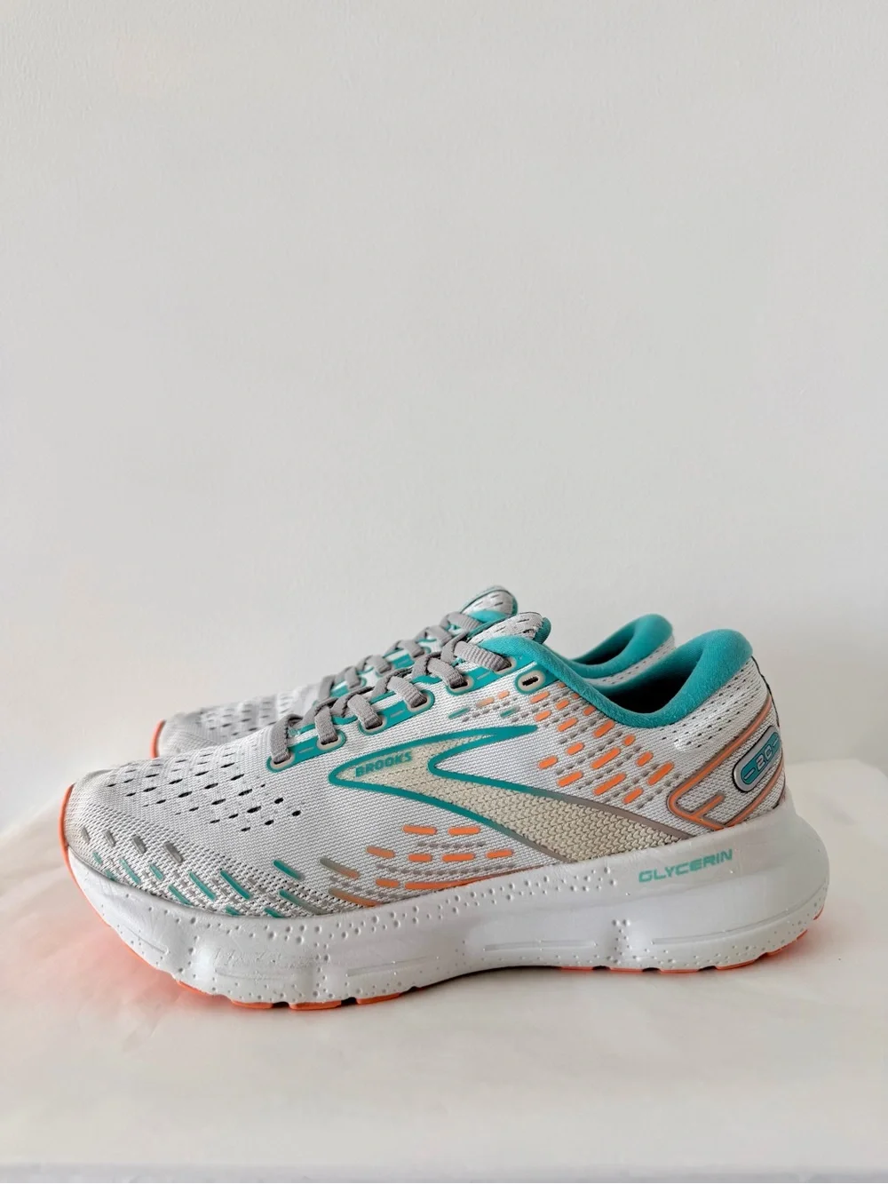 Brooks Glycerin 20 in Oyster/Latigo Bay/Coral (Size: 7.5-D) Excellent Condition